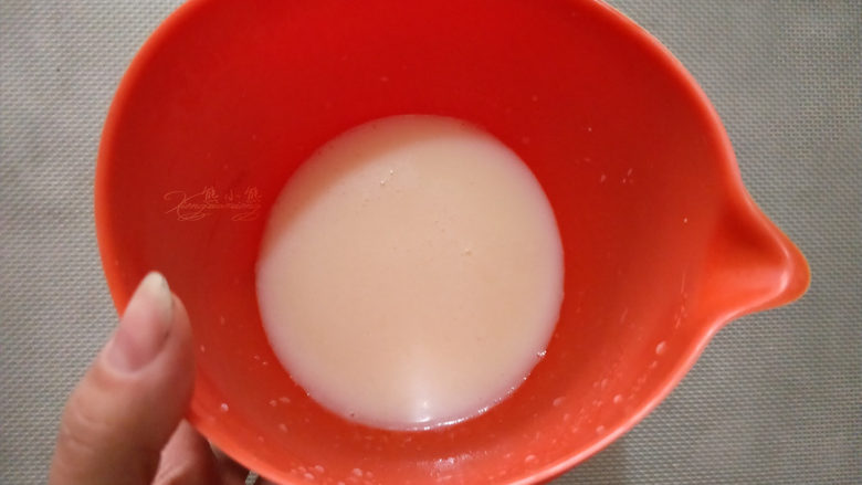 斑马纹戚风--超详细制作过程,搅拌至水油充分乳化,看不到油点,呈粘稠的状态。