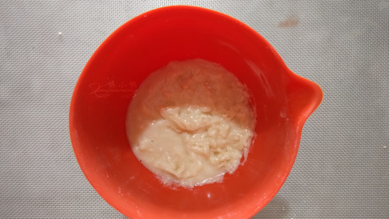 斑马纹戚风--超详细制作过程,轻拌几下,面粉吸到水看不到干粉就行。