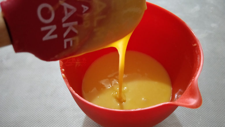 斑马纹戚风--超详细制作过程,以左右和按压的手法,搅拌至蛋黄糊细腻无面粉颗粒的状态。