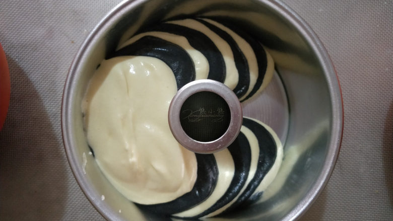 斑马纹戚风--超详细制作过程,越倒越多时,另一边的面糊自己会流到一起。
