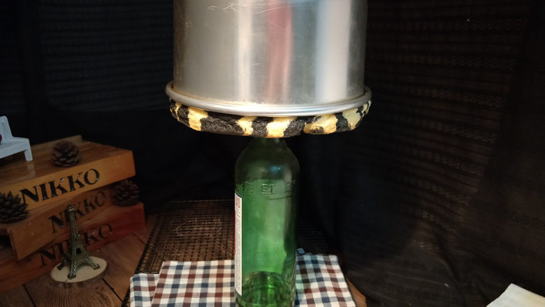 斑马纹戚风--超详细制作过程,烤箱预热170℃,烤40分钟。出炉后倒扣晾凉。