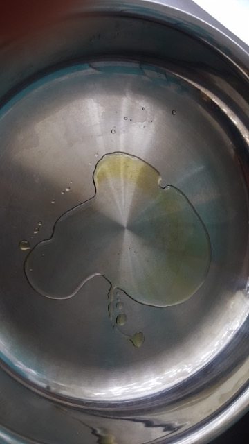 普罗旺斯杂烩,在煎锅,热油。