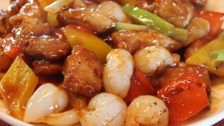 糖醋菜+糖醋荔枝鸡,荔枝煮过依然 汁水饱满,又吸了鸡味糖醋酱汁,甜酸咸香,风味怡人。鸡肉炸过又裹上带着荔枝果香的酱汁,质软鲜嫩,酸甜可口,也是好吃。