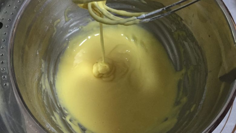 大理石戚风蛋糕,用手动打蛋器走z字或者上下,左右手法拌匀,不能画圈圈,那样会使面粉起我筋,拌好的面糊如图成丝滑状无颗粒的