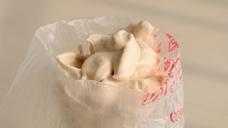 枣泥溶豆,翻拌好的蛋白糊放入裱花袋里