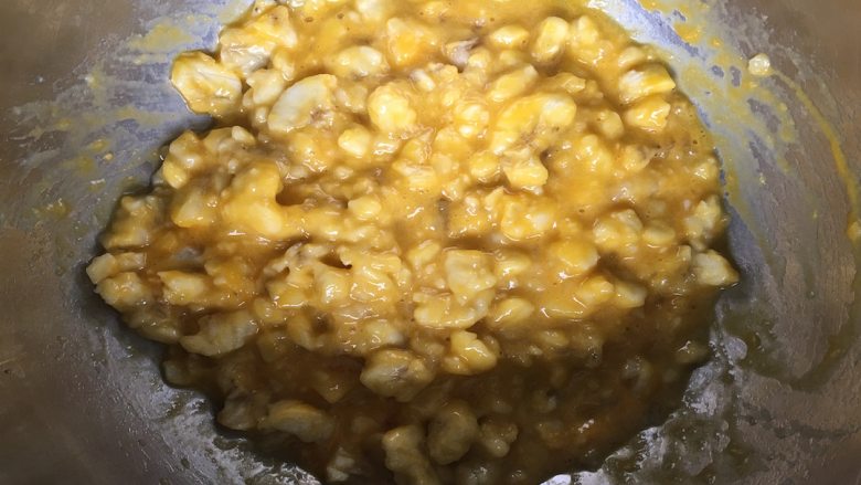 原创 | 无油无面粉咖啡香蕉湿蛋糕,搅拌为颗粒状,喜欢细腻口感的小伙伴可以多搅拌一会;