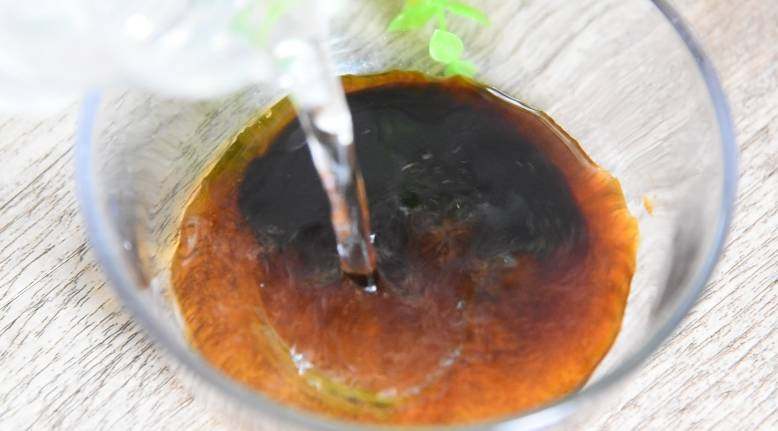 肉馅塞豆腐,钞票塞钱包,吃了这道菜钱包鼓鼓!,碗中倒入20g生抽、2g盐、5g糖、适量清水搅拌均匀