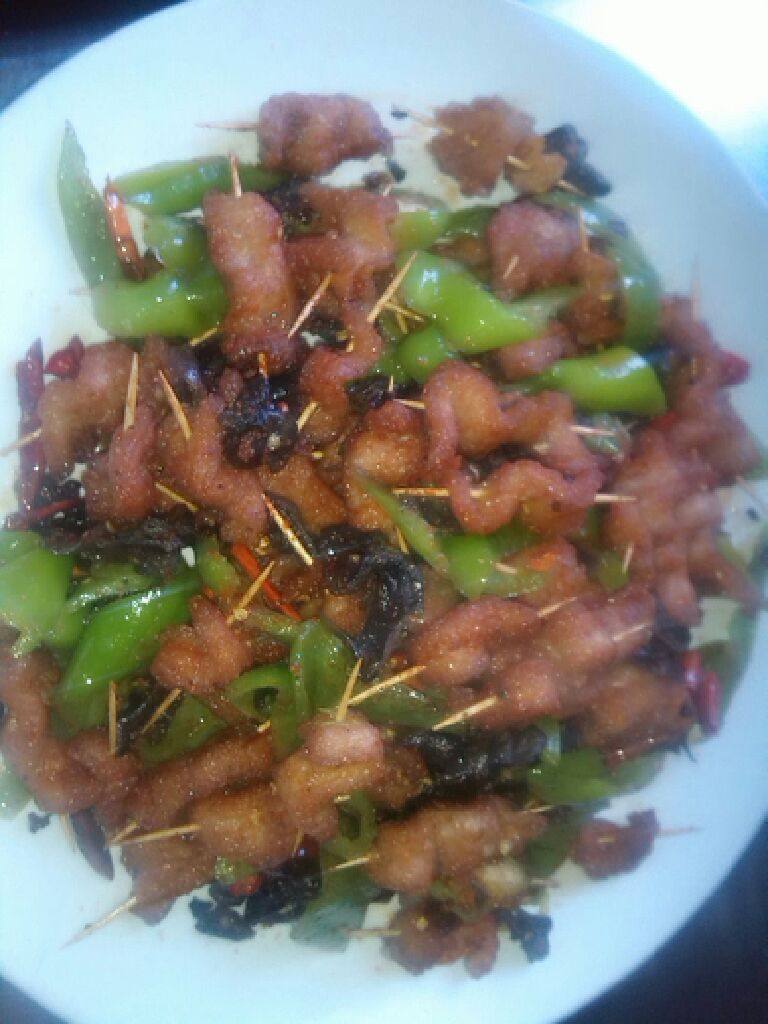 牙签肉,锅里下油,油热后。把木耳和青椒到下去稍微炒一下。然后把炸好的牙签肉倒下去。调点味翻炒下辣椒面,<a style='color:red;display:inline-block;' href='/shicai/ 716'>孜然</a>粉。出锅了。