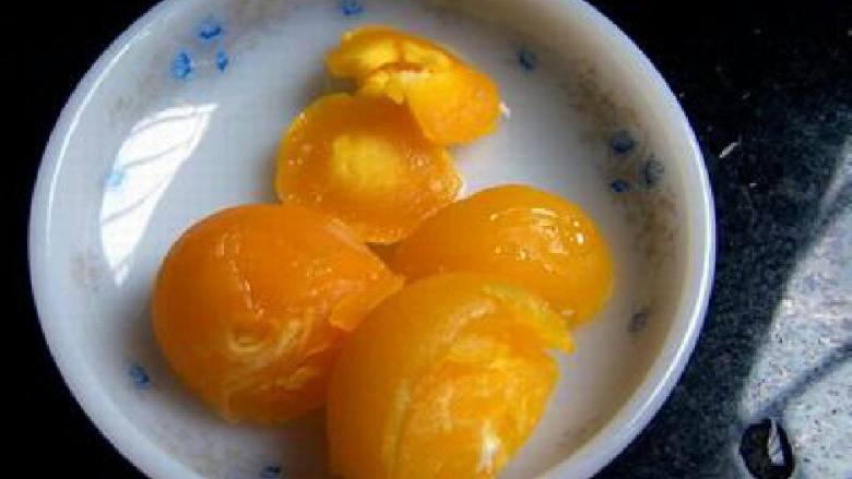 锦绣珍珠丸,咸鸭蛋蒸熟取<a style='color:red;display:inline-block;' href='/shicai/ 9596'>咸蛋黄</a>