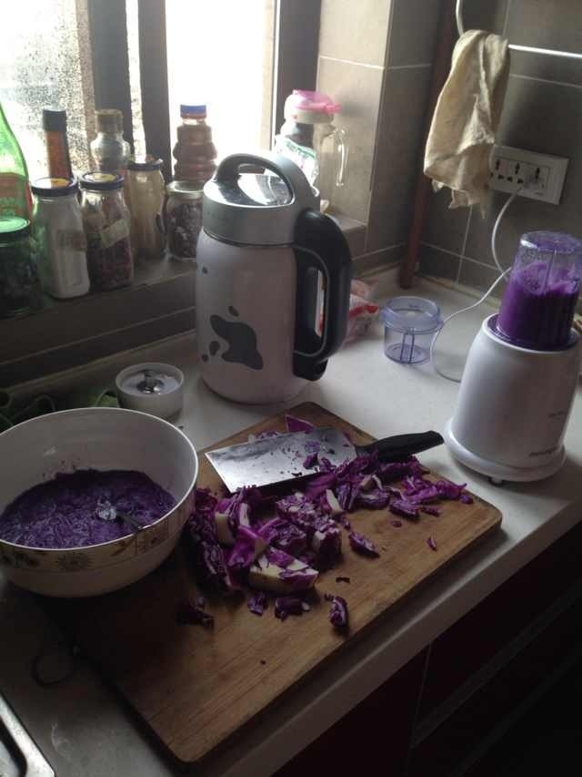 紫甘蓝竹笋大肉虾仁水饺,如图<a style='color:red;display:inline-block;' href='/shicai/ 128'>紫甘蓝</a>打碎