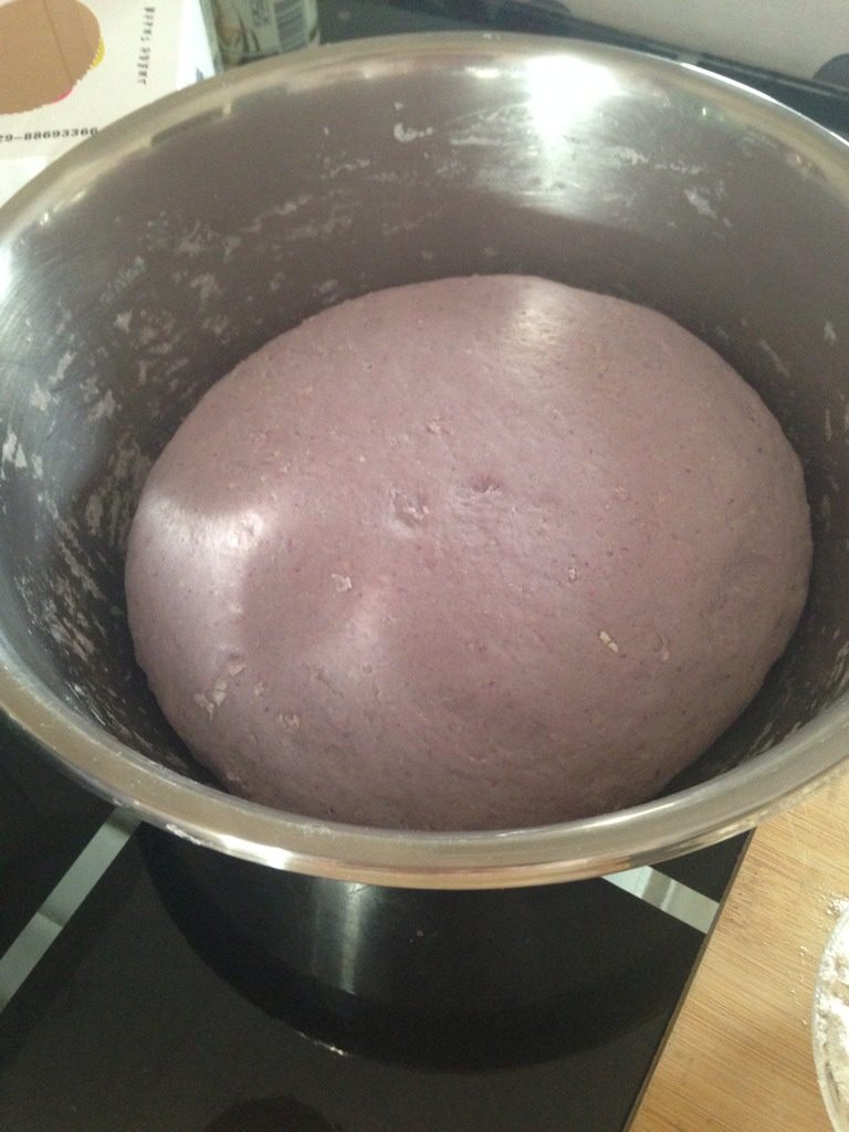 紫甘蓝竹笋大肉虾仁水饺,如图倒入<a style='color:red;display:inline-block;' href='/shicai/ 519'>面粉</a>和面