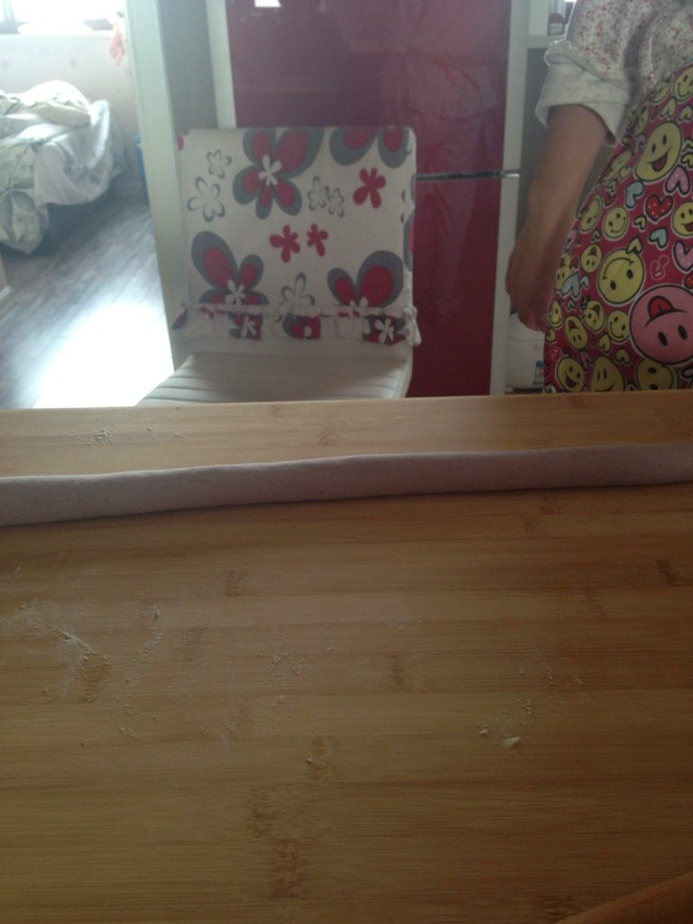 紫甘蓝竹笋大肉虾仁水饺,如图擀面剂子