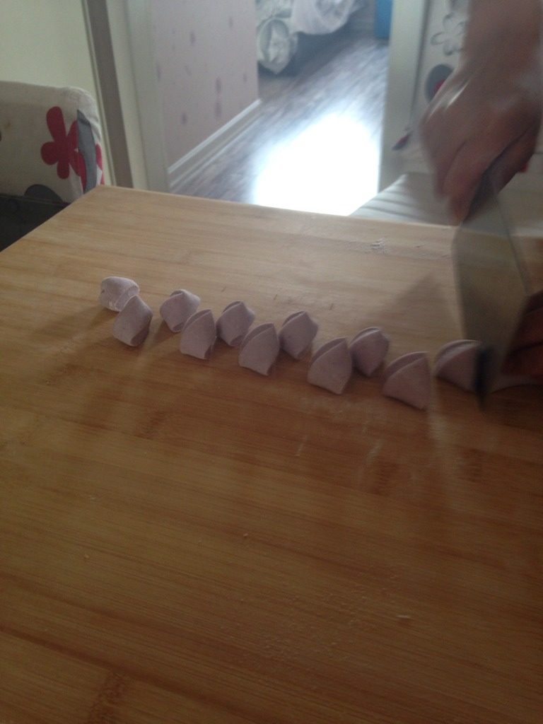 紫甘蓝竹笋大肉虾仁水饺,如图切面剂子