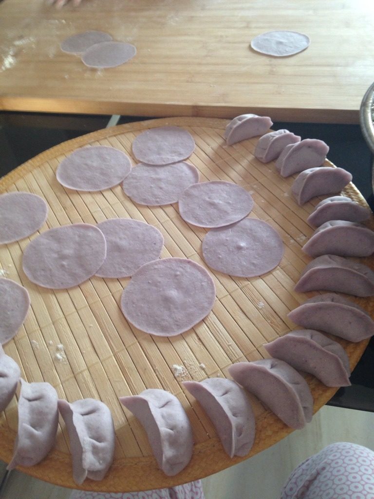 紫甘蓝竹笋大肉虾仁水饺,如图擀皮，包饺子