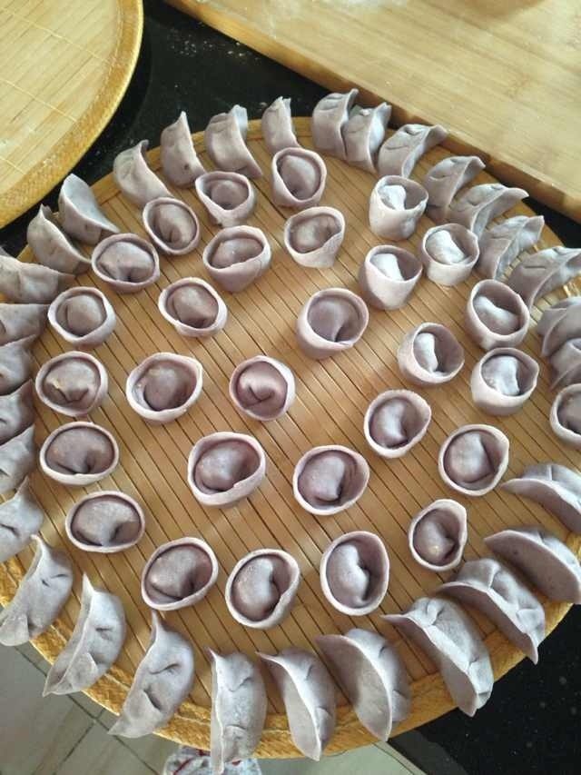 紫甘蓝竹笋大肉虾仁水饺,如图中间元宝饺子