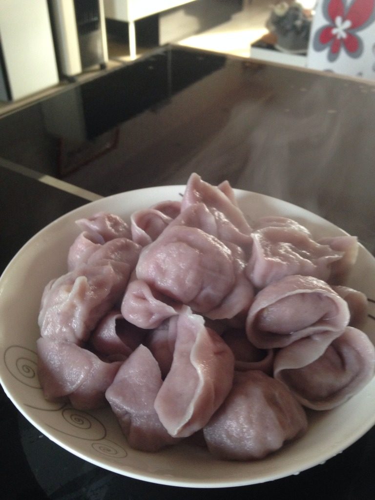 紫甘蓝竹笋大肉虾仁水饺,如图煮熟了