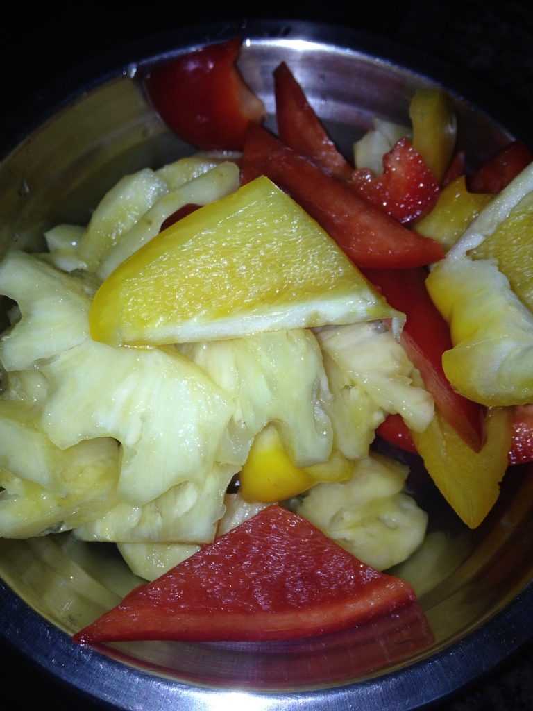 菠萝茄汁甜酸排骨,再次热锅放入少许油再把切好的<a style='color:red;display:inline-block;' href='/shicai/ 597'>菠萝</a>和黄、红灯笼椒放锅里翻炒至四成熟，再加入炸好的排骨。