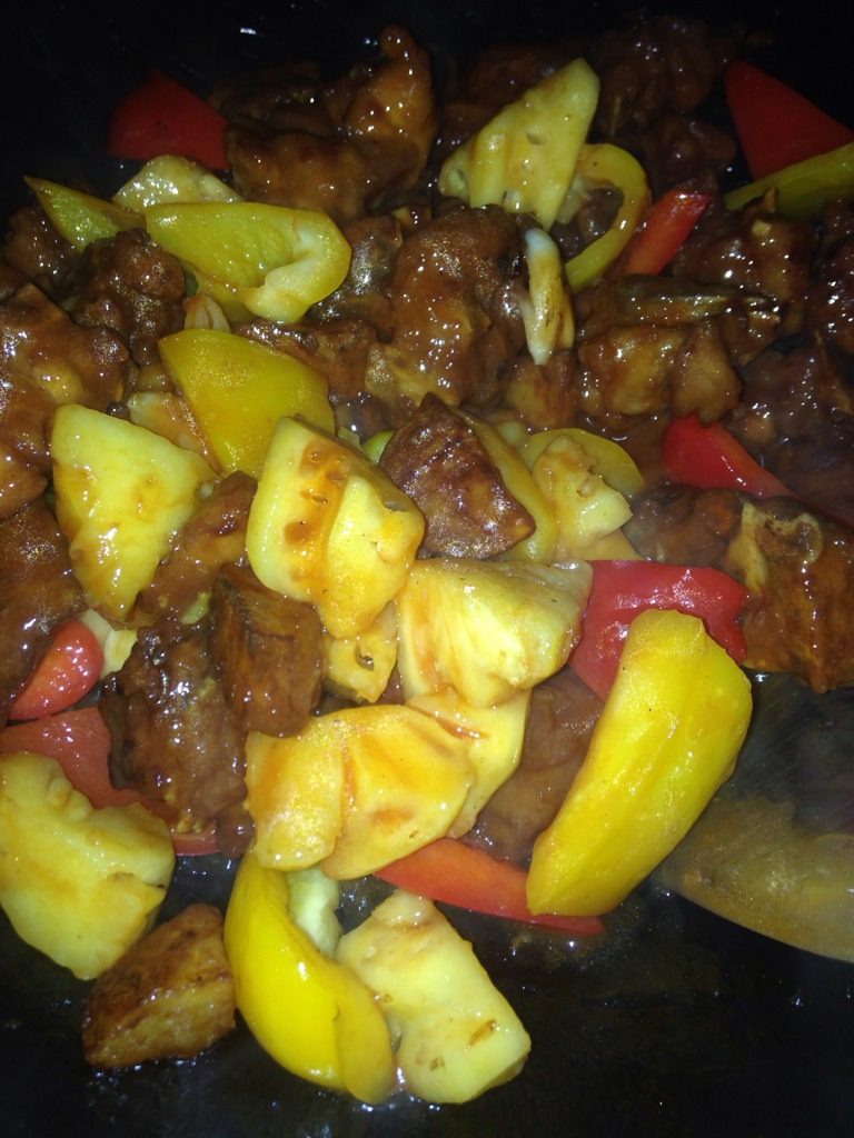 菠萝茄汁甜酸排骨,一分钟后倒入调料（前一步预做的）翻炒钧匀盖锅，三分钟左右待收干调料汁前上碟。大功告成。