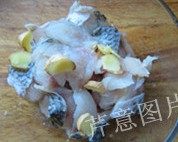 番茄鲈鱼,将鱼片放进大碗,加入<a style='color:red;display:inline-block;' href='/shicai/ 718'>料酒</a>、盐和几片生姜,抓匀腌制片刻