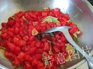 番茄鲈鱼,下入番茄丁,大火翻炒并不断用锅铲挤压番茄丁