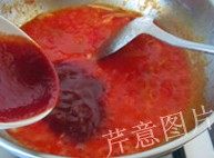 番茄鲈鱼,下入番茄酱,继续大火翻炒至浓汁红亮