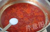 番茄鲈鱼,大火煮开后,加入适量盐<a style='color:red;display:inline-block;' href='/shicai/ 10588'>糖</a>调味
