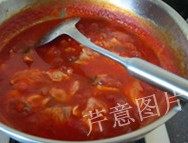 番茄鲈鱼,不要翻动,用锅铲将鱼片轻轻按入汤汁;大火煮开