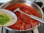 番茄鲈鱼,关火,撒上几粒香葱花,即可