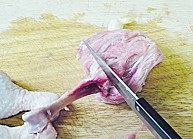 枫糖烤鸡肉,鸡腿两边的脆骨,用刀切段