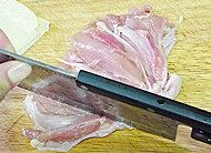 枫糖烤鸡肉,剔除骨头后,将比较厚的肉竖向切开,不要切断