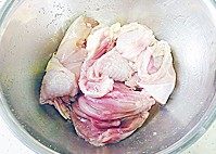 枫糖烤鸡肉,将鸡腿肉加入调料抓匀,盖保鲜膜放入冰箱冷藏腌1小时
