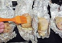 枫糖烤鸡肉,表面刷上枫糖浆,放入烤箱上层,以200℃继续烘烤10-15分钟至表面金黄,中途需取出再刷一次枫糖浆。