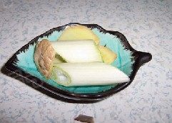 红烧肘子,葱切段,姜切片