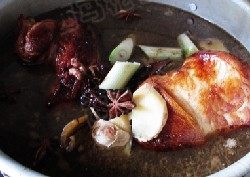红烧肘子,烧开后,将汤汁倒入高压锅中,下入焯水的肘子,盖好锅盖,压至 40分钟,关火后焖至4小时以上
