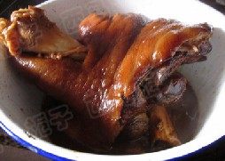 红烧肘子,取出肘子,放入较大的碗中