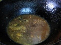 红烧肘子,另起锅,倒入蒸肘子的汤汁