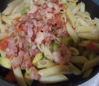 牛油果虾仁通心粉,把培根片和虾仁一起放入,拌匀