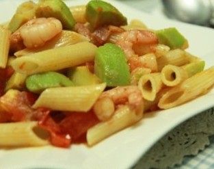 牛油果虾仁通心粉,上碟食用,挤上<a style='color:red;display:inline-block;' href='/shicai/ 4856'>沙拉酱</a>