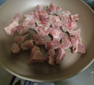 豉椒炒排骨,把排骨一面煎至金黄,翻面也煎至金黄