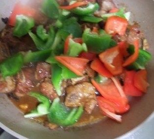 豉椒炒排骨,加入青红椒块,炒至青红椒熟软