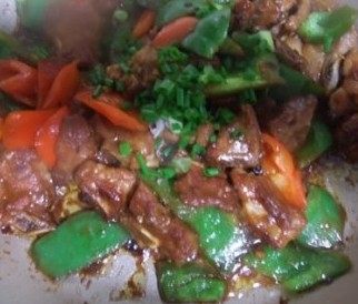 豉椒炒排骨,出锅前撒上葱粒,即可