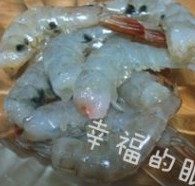 鲜虾味增汤面,去掉虾头,不要扔,留着备用。将虾背中间用刀划开,去虾线。洗干净备用