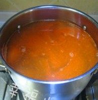 鲜虾味增汤面,翻炒大约5分钟,汤汁都是红色的,然后放入适量的<a style='color:red;display:inline-block;' href='/shicai/ 845'>高汤</a>