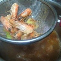 鲜虾味增汤面,将高汤煮开,然后用篦子将虾头什么的材料篦出去。就留虾汤