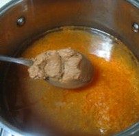鲜虾味增汤面,将虾汤继续放在锅里煮,放入味增酱