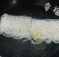 鲜虾味增汤面,做一锅热水,水开后放入<a style='color:red;display:inline-block;' href='/shicai/ 546'>乌冬面</a>煮一分钟,煮面的时候倒入适量的橄榄油和盐