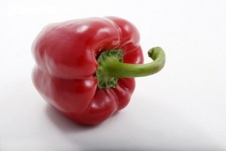 彩椒西芹,红黄灯笼椒洗干净 切成象眼块