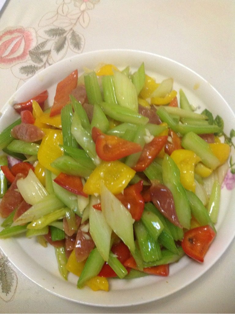 彩椒西芹,锅里放油烧热，下葱花，西芹 红黄椒翻炒
