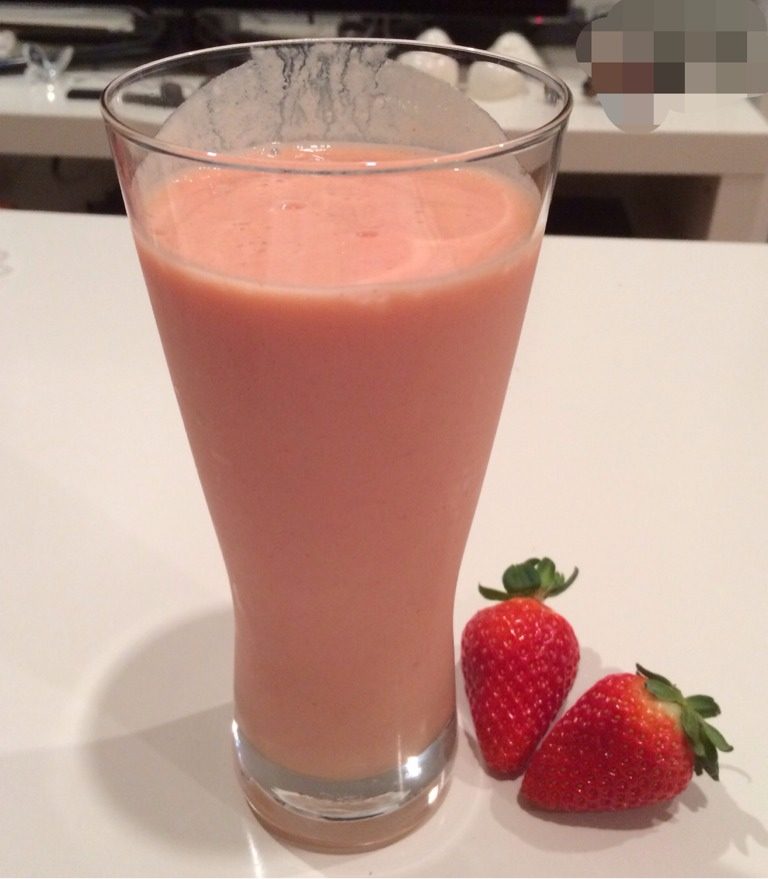 草莓香蕉菠萝奶昔