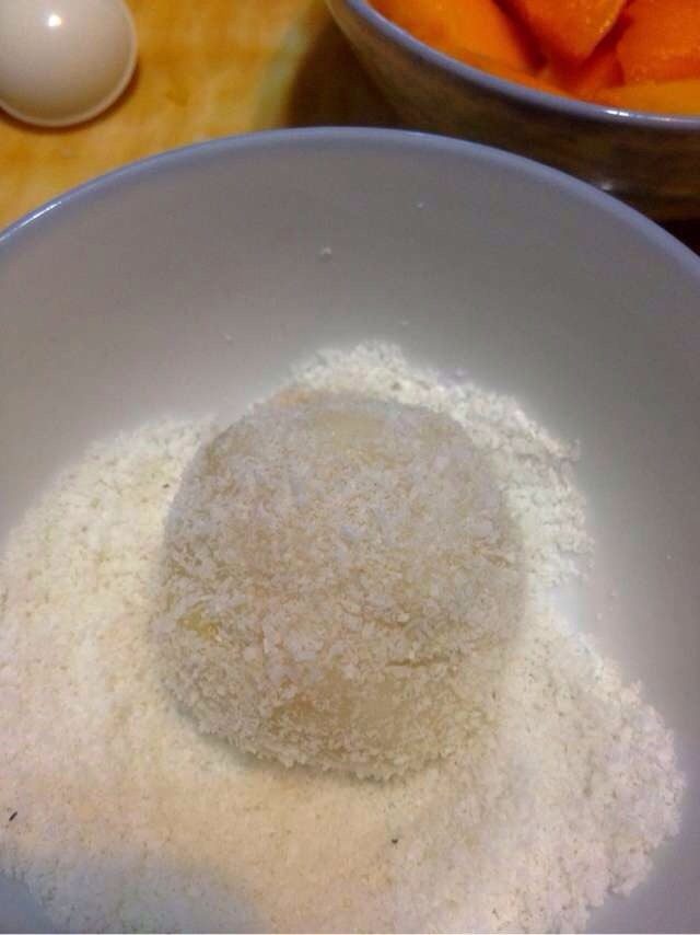 椰丝芒果糯米糍,包好搓圆,在椰丝里滚一滚,就好了